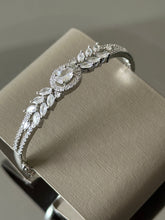 2.6 Size Stylish White Zircon Tone Gold-Plated Lock-Open Bracelet for Girls