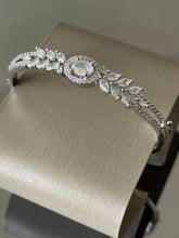 2.6 Size Stylish White Zircon Tone Gold-Plated Lock-Open Bracelet for Girls