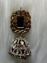 AD with Pearl Earrings