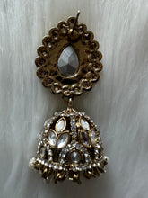 AD with Pearl Earrings